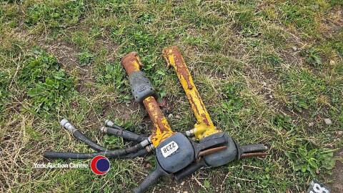 2 x JCB hydronic hammers