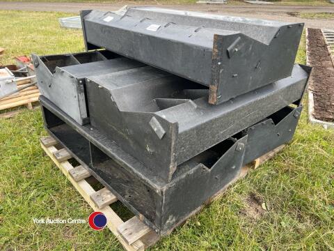 5 x plastic pig troughs