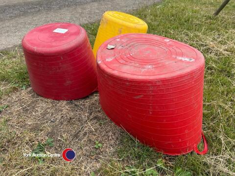 Quantity of rubber feed tubs
