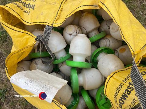 55 x poultry drinkers 2.5L, free standing (legs fold up underneath drinker) or suspended via wire above container