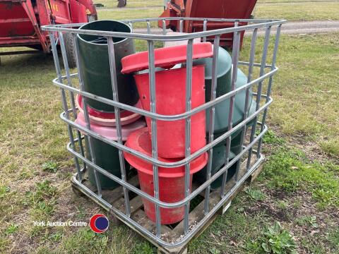 8 x King Feeder for poultry and game birds, base diameter – 46.5cm, rain hat diameter – 63cm, height – 46 – 57 cm (dependant on feed flow setting), capacity – 25kg
