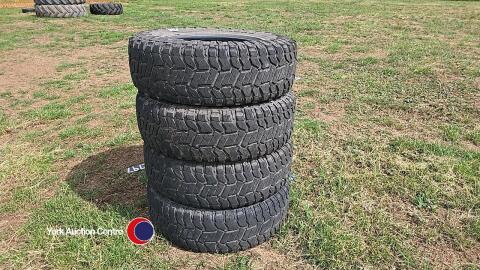 4 x 285/75/18 mud and snow tyres