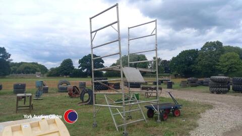 Scaffolding tower with wheels