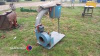 Dust extractor