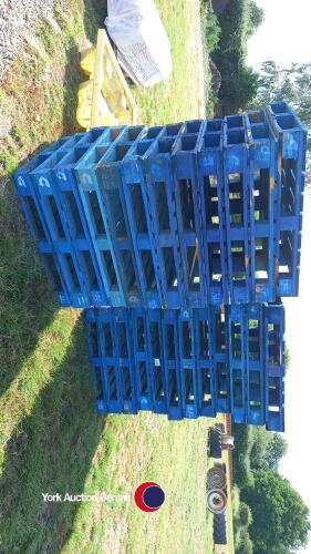 24 wooden pallets - blue