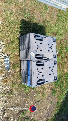 10 x plastic pallets 600mm x 400mm