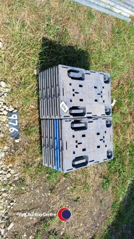 10 x plastic pallets 600mm x 400mm