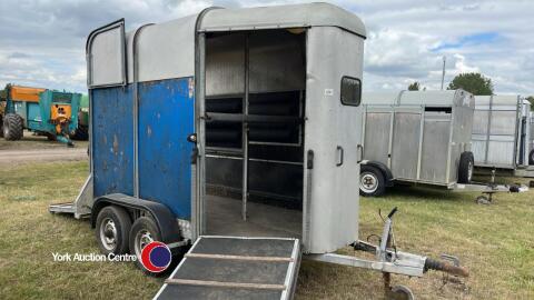 Horse box trailer with divider and front unloading door.