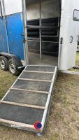 Horse box trailer with divider and front unloading door. - 2