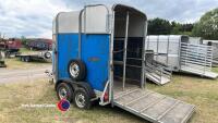 Horse box trailer with divider and front unloading door. - 3