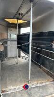 Horse box trailer with divider and front unloading door. - 4