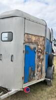 Horse box trailer with divider and front unloading door. - 5
