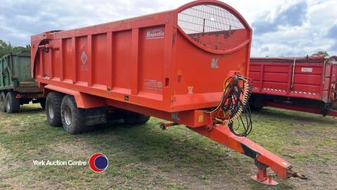 Larrington 18T trailer, air/oil brakes, hydraulic tail door, front window grill, flotation tyres. 2015. GWO