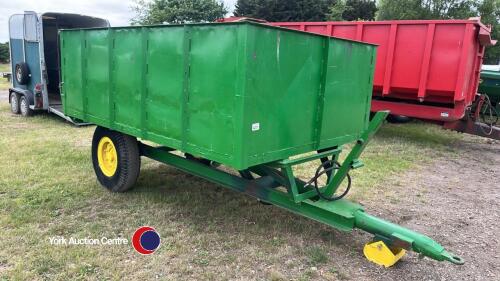 Single axle tipping trailer