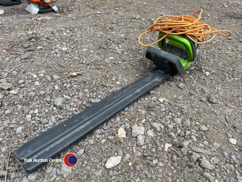 Electric hedge cutter