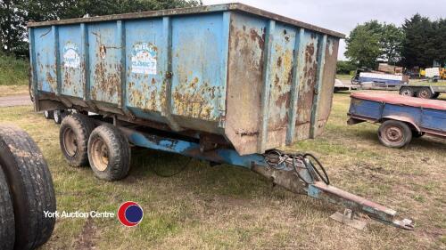 Tandem axle tipping trailer