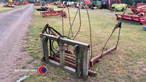 Perry bale handler