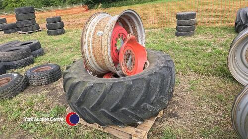 2 x wheel centres, trim and centre, and 1 x wheel tyre rim and centre