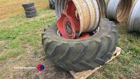 2 x wheel centres, trim and centre, and 1 x wheel tyre rim and centre - 4