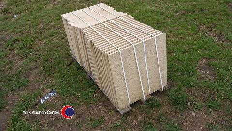 Pallet of 32 Buff paving slabs, 600mm x 600mm