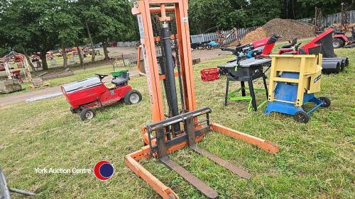 Forklift mast