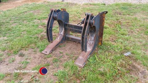 Log grab for telehandler on JCB brackets