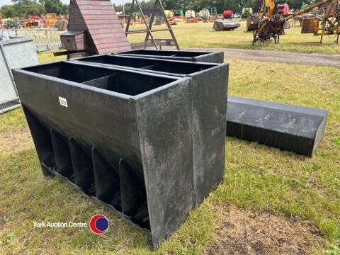 4 x Plastic pig feeders