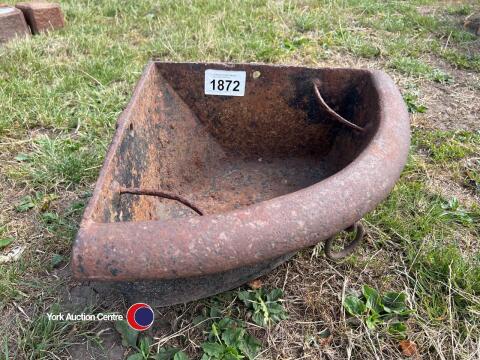 Cast corner trough for garden