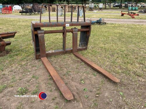 Pin and cone pallet tines