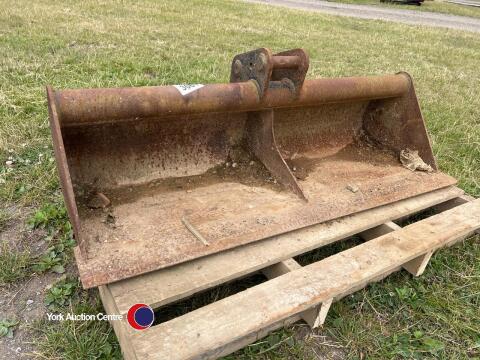 Mini digger ditching bucket
