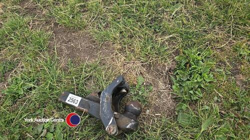 K80 ball hitch to fit New Holland 6090