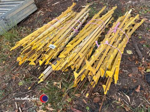 100 plastic electric fence stakes