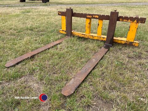 Tractor loader pallet forks