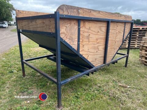 Freestanding hopper