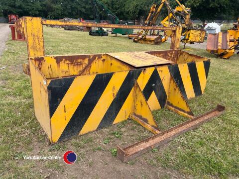 Front linkage tool/transport box