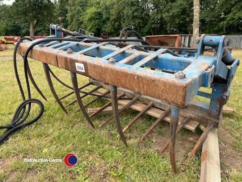 Muck grab on Chillton loader brackets