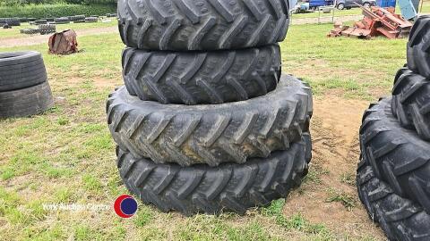 2 x 380-85-30 and 2 x 380-90-46 on JD wheels