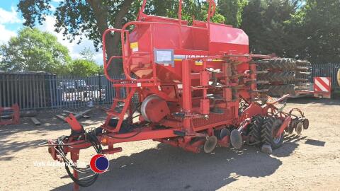Horsch Pronto 4DC twin hopper grain drill, Muller control box, good wearing metal, Hydraulic levelling board, Pre-em markers, covered 4500Ha, immaculate condition. 2013