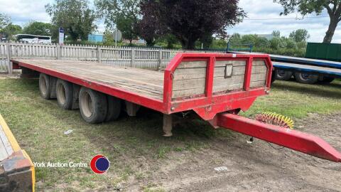 Tri axle straw trailer
