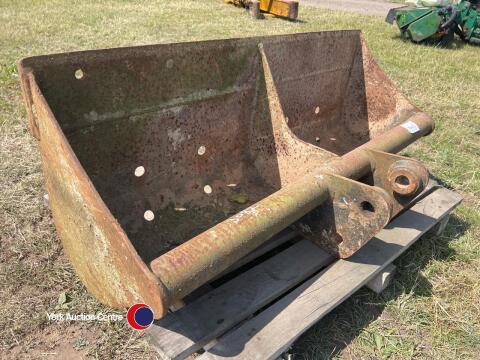 Wide digger bucket