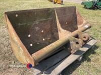 Wide digger bucket
