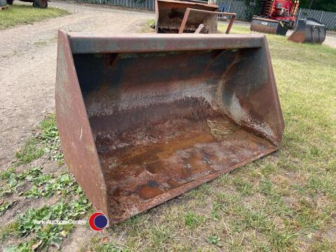 Mason 5ft bucket with Kramer brackets