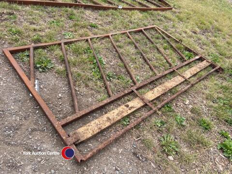 Small feed barrier, 1.3m high, 2.4m long