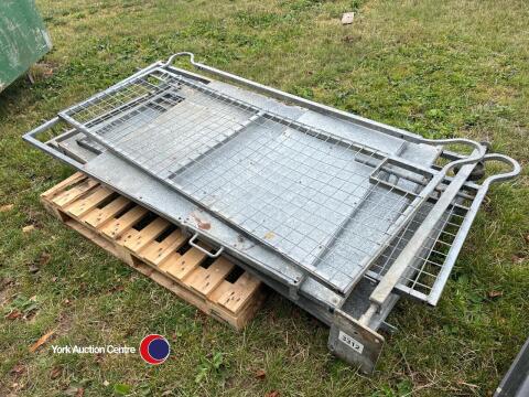 Curved sheep sorting pens