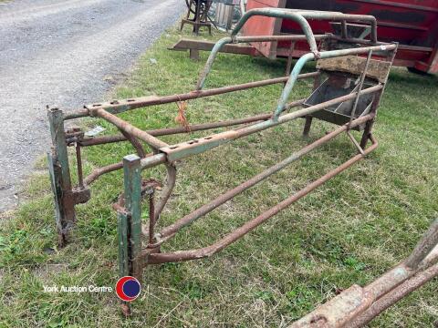 Pig farrowing crate