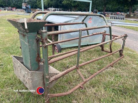 Pig farrowing crate
