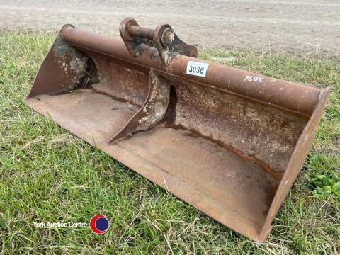 Wide digger bucket