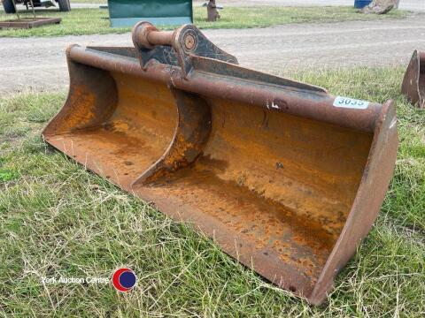 Wide digger bucket