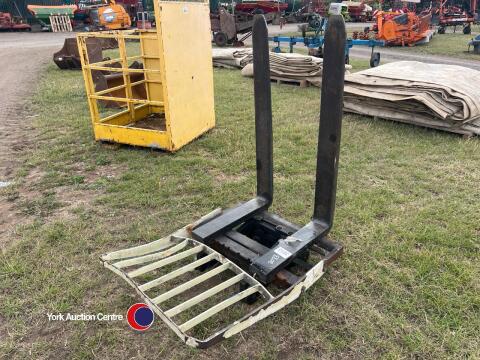 Forklift carriage plus a pair of forks