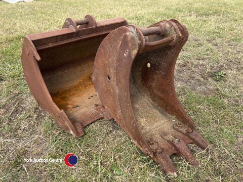 12in x 24in Kubota digger buckets